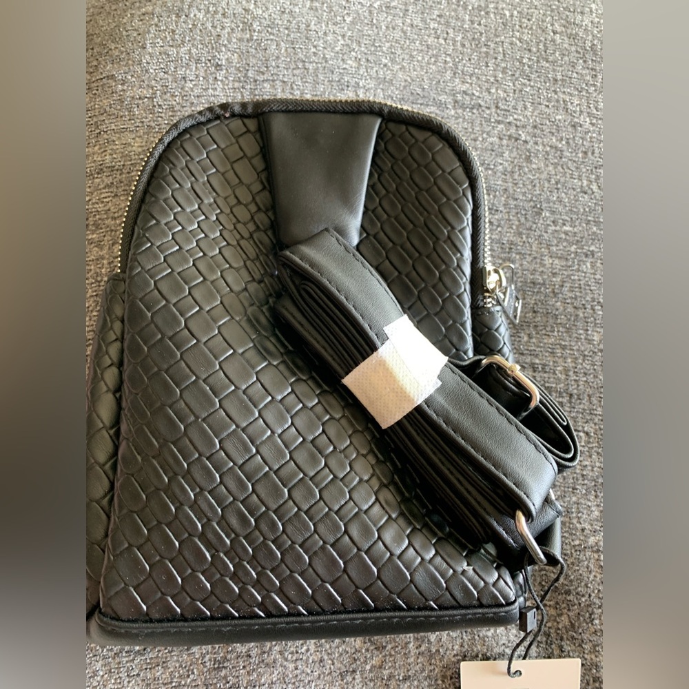 London Fog Broadway Double Compartment Woven Sling In Black NWT 🌴 - Picture 2 of 10